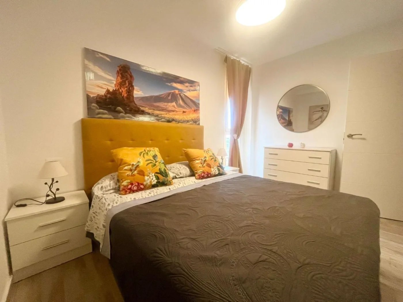 Dormitorio con cama de matrimonio
