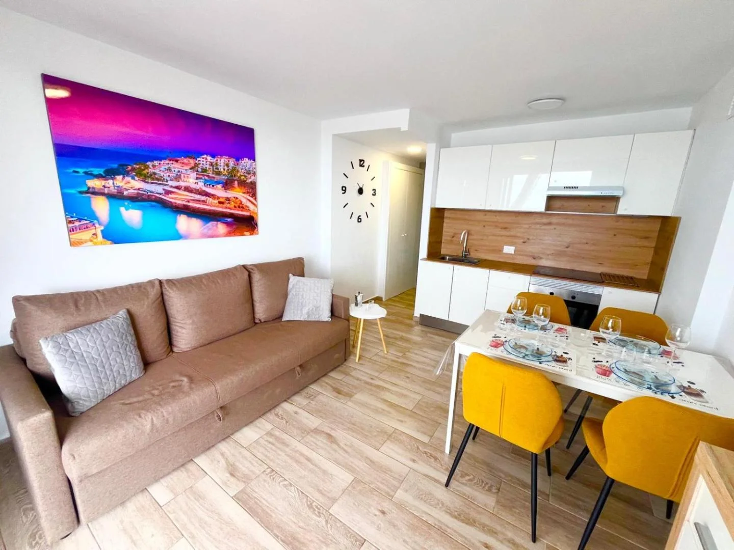 Salón con sofá y televisión